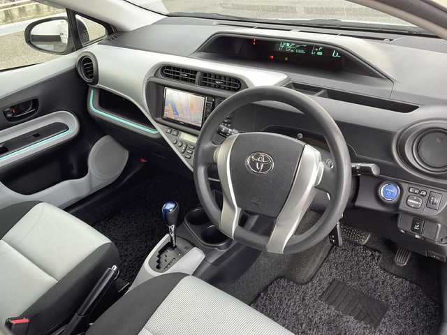 トヨタ アクア S 山口県 2013(平25)年 6.4万km スーパーホワイトⅡ 社外SDナビ　【AVN-Z03iW】/・Bluetooth接続/・DVD再生機能有/・フルセグTV/・AM/FM/・DS/ETC/純正フロアマット/スマートキー/プッシュスタート/ドアバイザー/ウィンカーミラー/取扱説明書