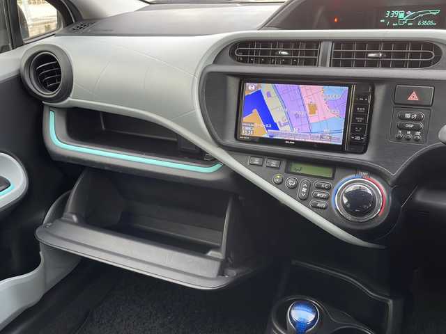 トヨタ アクア S 山口県 2013(平25)年 6.4万km スーパーホワイトⅡ 社外SDナビ　【AVN-Z03iW】/・Bluetooth接続/・DVD再生機能有/・フルセグTV/・AM/FM/・DS/ETC/純正フロアマット/スマートキー/プッシュスタート/ドアバイザー/ウィンカーミラー/取扱説明書