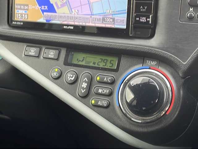 トヨタ アクア S 山口県 2013(平25)年 6.4万km スーパーホワイトⅡ 社外SDナビ　【AVN-Z03iW】/・Bluetooth接続/・DVD再生機能有/・フルセグTV/・AM/FM/・DS/ETC/純正フロアマット/スマートキー/プッシュスタート/ドアバイザー/ウィンカーミラー/取扱説明書