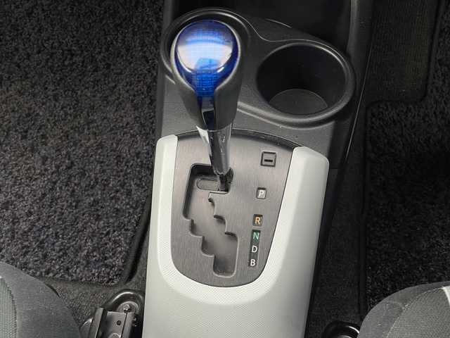 トヨタ アクア S 山口県 2013(平25)年 6.4万km スーパーホワイトⅡ 社外SDナビ　【AVN-Z03iW】/・Bluetooth接続/・DVD再生機能有/・フルセグTV/・AM/FM/・DS/ETC/純正フロアマット/スマートキー/プッシュスタート/ドアバイザー/ウィンカーミラー/取扱説明書