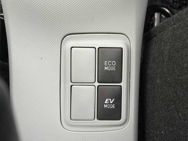 トヨタ アクア S 山口県 2013(平25)年 6.4万km スーパーホワイトⅡ 社外SDナビ　【AVN-Z03iW】/・Bluetooth接続/・DVD再生機能有/・フルセグTV/・AM/FM/・DS/ETC/純正フロアマット/スマートキー/プッシュスタート/ドアバイザー/ウィンカーミラー/取扱説明書