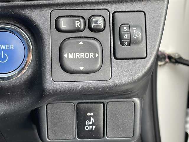 トヨタ アクア S 山口県 2013(平25)年 6.4万km スーパーホワイトⅡ 社外SDナビ　【AVN-Z03iW】/・Bluetooth接続/・DVD再生機能有/・フルセグTV/・AM/FM/・DS/ETC/純正フロアマット/スマートキー/プッシュスタート/ドアバイザー/ウィンカーミラー/取扱説明書