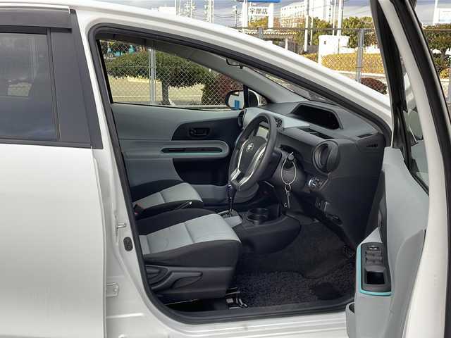 トヨタ アクア S 山口県 2013(平25)年 6.4万km スーパーホワイトⅡ 社外SDナビ　【AVN-Z03iW】/・Bluetooth接続/・DVD再生機能有/・フルセグTV/・AM/FM/・DS/ETC/純正フロアマット/スマートキー/プッシュスタート/ドアバイザー/ウィンカーミラー/取扱説明書