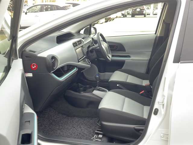 トヨタ アクア S 山口県 2013(平25)年 6.4万km スーパーホワイトⅡ 社外SDナビ　【AVN-Z03iW】/・Bluetooth接続/・DVD再生機能有/・フルセグTV/・AM/FM/・DS/ETC/純正フロアマット/スマートキー/プッシュスタート/ドアバイザー/ウィンカーミラー/取扱説明書