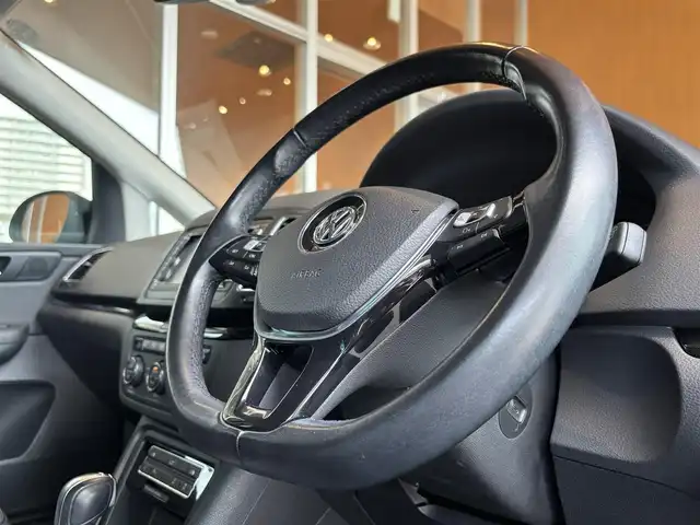 フォルクスワーゲン シャラン TDI ハイライン 宮城県 2020(令2)年 5万km ディープブラックパールエフェクト アダプティブクルーズコントロール/レーンキープアシスト/ブラインドスポットアシスト/純正メモリナビ/バックカメラ/CD/DVD再生/Bluetooth機能/ハーフレザー/シートヒーター/ステアリングスイッチ/パドルシフト/アイドリングストップ/キセノンヘッドライト/オートライト/前後ドライブレコーダー/両側パワースライドドア/オートホールド/ルーフレール/パワーバックドア/純正17インチAW