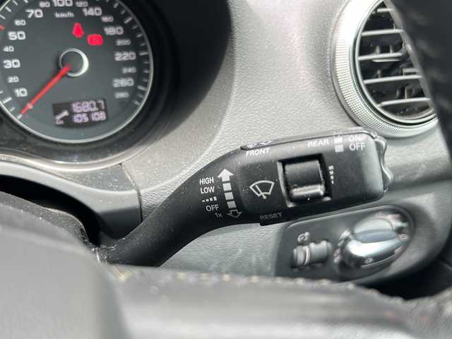 アウディ Ａ３ スポーツバック 1．4 TFSI 京都府 2010(平22)年 10.6万km 赤 純正SDナビ　/フルセグTV　/バックカメラ　/ターボ　/前後コーナーセンサー　/LEDヘッドライト/スマートキー　/純正AW　/アイドリングストップ　/純正ビルトインETC　/Bluetooth/CD/DVD再生機能 /USB /シートカバー/フロントフォグランプ/Wサイドエアバッグ