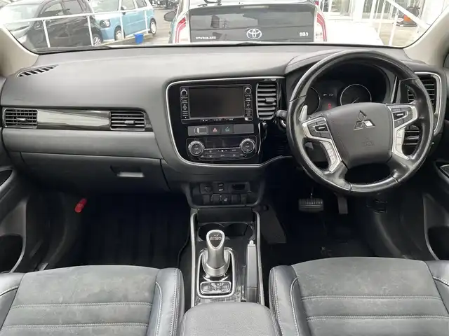 三菱 アウトランダー ＰＨＥＶ G ナビパッケージ 愛知県 2015(平27)年 13.4万km シルキーホワイト (株)IDOMが運営する【じしゃロン名古屋鳴海店】の自社ローン専用車両になりますこちらは現金またはオートローンご利用時の価格です。自社ローンご希望の方は別途その旨お申付け下さい/衝突軽減ブレーキ/ACC/LDW/純正ナビ/フルセグTV/360°カメラ/パワーシート/ヒーター /ステアリングヒーター /フリップダウンモニター/前後ドライブレコーダー/純正18インチAW/LEDヘッドライト
