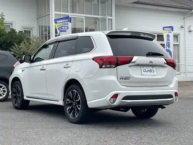 三菱 アウトランダー ＰＨＥＶ G ナビパッケージ 愛知県 2015(平27)年 13.4万km シルキーホワイト (株)IDOMが運営する【じしゃロン名古屋鳴海店】の自社ローン専用車両になりますこちらは現金またはオートローンご利用時の価格です。自社ローンご希望の方は別途その旨お申付け下さい/衝突軽減ブレーキ/ACC/LDW/純正ナビ/フルセグTV/360°カメラ/パワーシート/ヒーター /ステアリングヒーター /フリップダウンモニター/前後ドライブレコーダー/純正18インチAW/LEDヘッドライト