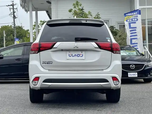 三菱 アウトランダー ＰＨＥＶ G ナビパッケージ 愛知県 2015(平27)年 13.4万km シルキーホワイト (株)IDOMが運営する【じしゃロン名古屋鳴海店】の自社ローン専用車両になりますこちらは現金またはオートローンご利用時の価格です。自社ローンご希望の方は別途その旨お申付け下さい/衝突軽減ブレーキ/ACC/LDW/純正ナビ/フルセグTV/360°カメラ/パワーシート/ヒーター /ステアリングヒーター /フリップダウンモニター/前後ドライブレコーダー/純正18インチAW/LEDヘッドライト