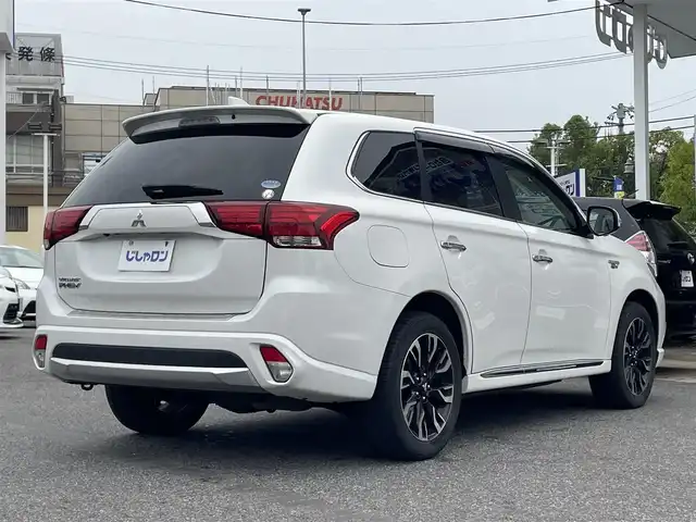 三菱 アウトランダー ＰＨＥＶ G ナビパッケージ 愛知県 2015(平27)年 13.4万km シルキーホワイト (株)IDOMが運営する【じしゃロン名古屋鳴海店】の自社ローン専用車両になりますこちらは現金またはオートローンご利用時の価格です。自社ローンご希望の方は別途その旨お申付け下さい/衝突軽減ブレーキ/ACC/LDW/純正ナビ/フルセグTV/360°カメラ/パワーシート/ヒーター /ステアリングヒーター /フリップダウンモニター/前後ドライブレコーダー/純正18インチAW/LEDヘッドライト