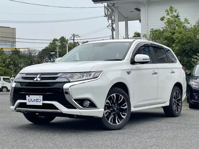 三菱 アウトランダー ＰＨＥＶ G ナビパッケージ 愛知県 2015(平27)年 13.4万km シルキーホワイト (株)IDOMが運営する【じしゃロン名古屋鳴海店】の自社ローン専用車両になりますこちらは現金またはオートローンご利用時の価格です。自社ローンご希望の方は別途その旨お申付け下さい/衝突軽減ブレーキ/ACC/LDW/純正ナビ/フルセグTV/360°カメラ/パワーシート/ヒーター /ステアリングヒーター /フリップダウンモニター/前後ドライブレコーダー/純正18インチAW/LEDヘッドライト