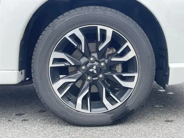 三菱 アウトランダー ＰＨＥＶ G ナビパッケージ 愛知県 2015(平27)年 13.4万km シルキーホワイト (株)IDOMが運営する【じしゃロン名古屋鳴海店】の自社ローン専用車両になりますこちらは現金またはオートローンご利用時の価格です。自社ローンご希望の方は別途その旨お申付け下さい/衝突軽減ブレーキ/ACC/LDW/純正ナビ/フルセグTV/360°カメラ/パワーシート/ヒーター /ステアリングヒーター /フリップダウンモニター/前後ドライブレコーダー/純正18インチAW/LEDヘッドライト