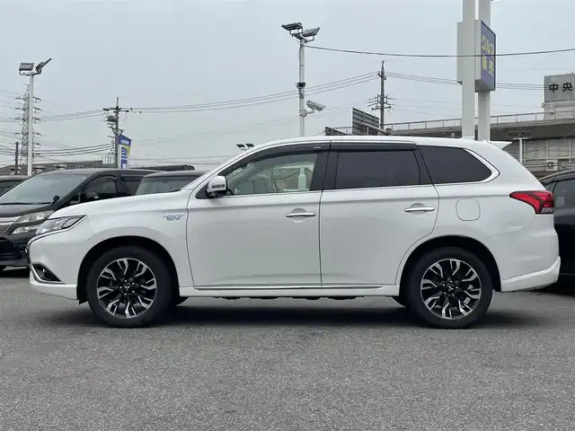 三菱 アウトランダー ＰＨＥＶ G ナビパッケージ 愛知県 2015(平27)年 13.4万km シルキーホワイト (株)IDOMが運営する【じしゃロン名古屋鳴海店】の自社ローン専用車両になりますこちらは現金またはオートローンご利用時の価格です。自社ローンご希望の方は別途その旨お申付け下さい/衝突軽減ブレーキ/ACC/LDW/純正ナビ/フルセグTV/360°カメラ/パワーシート/ヒーター /ステアリングヒーター /フリップダウンモニター/前後ドライブレコーダー/純正18インチAW/LEDヘッドライト