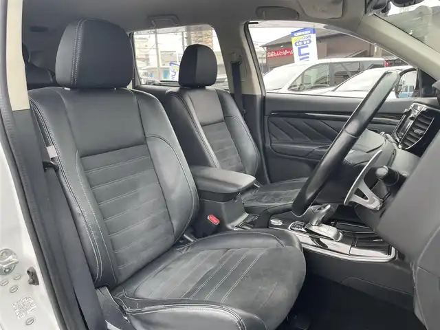 三菱 アウトランダー ＰＨＥＶ G ナビパッケージ 愛知県 2015(平27)年 13.4万km シルキーホワイト (株)IDOMが運営する【じしゃロン名古屋鳴海店】の自社ローン専用車両になりますこちらは現金またはオートローンご利用時の価格です。自社ローンご希望の方は別途その旨お申付け下さい/衝突軽減ブレーキ/ACC/LDW/純正ナビ/フルセグTV/360°カメラ/パワーシート/ヒーター /ステアリングヒーター /フリップダウンモニター/前後ドライブレコーダー/純正18インチAW/LEDヘッドライト