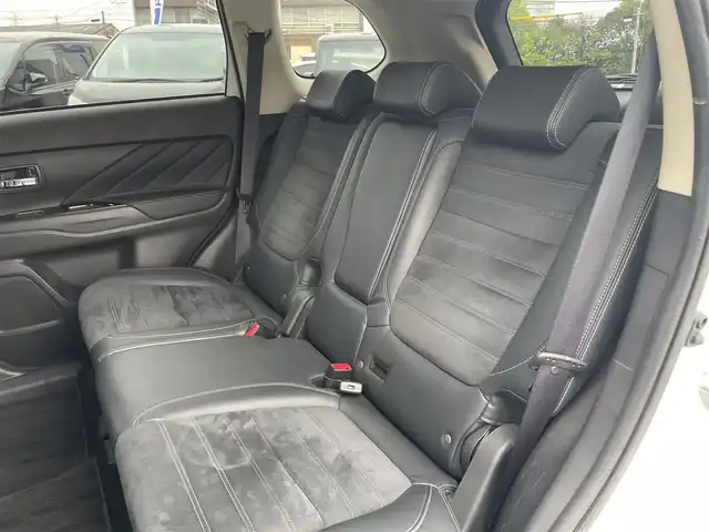 三菱 アウトランダー ＰＨＥＶ G ナビパッケージ 愛知県 2015(平27)年 13.4万km シルキーホワイト (株)IDOMが運営する【じしゃロン名古屋鳴海店】の自社ローン専用車両になりますこちらは現金またはオートローンご利用時の価格です。自社ローンご希望の方は別途その旨お申付け下さい/衝突軽減ブレーキ/ACC/LDW/純正ナビ/フルセグTV/360°カメラ/パワーシート/ヒーター /ステアリングヒーター /フリップダウンモニター/前後ドライブレコーダー/純正18インチAW/LEDヘッドライト