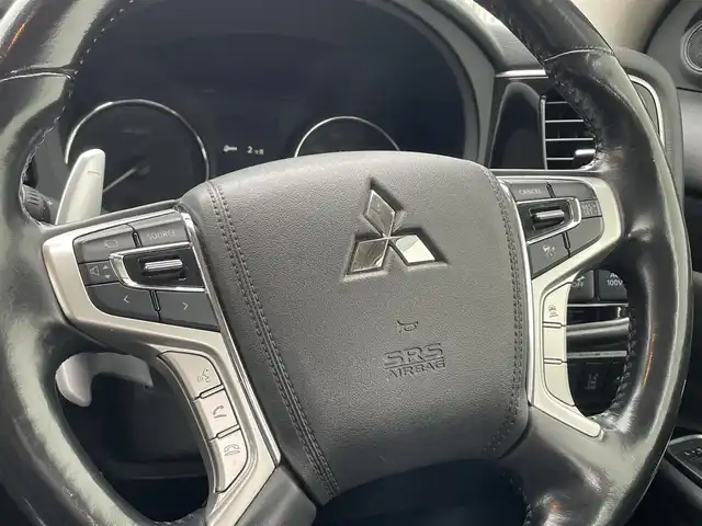 三菱 アウトランダー ＰＨＥＶ G ナビパッケージ 愛知県 2015(平27)年 13.4万km シルキーホワイト (株)IDOMが運営する【じしゃロン名古屋鳴海店】の自社ローン専用車両になりますこちらは現金またはオートローンご利用時の価格です。自社ローンご希望の方は別途その旨お申付け下さい/衝突軽減ブレーキ/ACC/LDW/純正ナビ/フルセグTV/360°カメラ/パワーシート/ヒーター /ステアリングヒーター /フリップダウンモニター/前後ドライブレコーダー/純正18インチAW/LEDヘッドライト