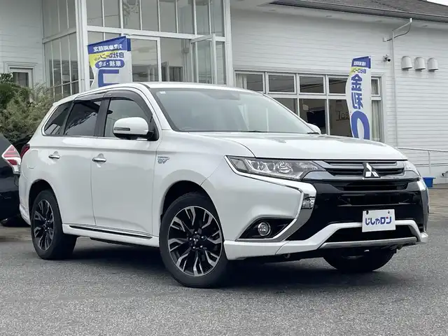 三菱 アウトランダー ＰＨＥＶ G ナビパッケージ 愛知県 2015(平27)年 13.4万km シルキーホワイト (株)IDOMが運営する【じしゃロン名古屋鳴海店】の自社ローン専用車両になりますこちらは現金またはオートローンご利用時の価格です。自社ローンご希望の方は別途その旨お申付け下さい/衝突軽減ブレーキ/ACC/LDW/純正ナビ/フルセグTV/360°カメラ/パワーシート/ヒーター /ステアリングヒーター /フリップダウンモニター/前後ドライブレコーダー/純正18インチAW/LEDヘッドライト