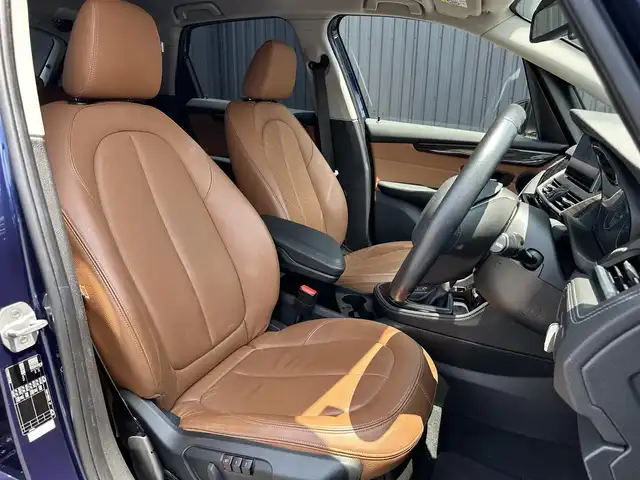 ＢＭＷ ２１８ｄ アクティブツアラー ラグジュアリー 福島県 2017(平29)年 4.1万km メディテラニアンブルー インテリジェントセーフティ/ヘッドアップディスプレイ/アクティブクルーズコントロール/茶レザーシート/シートヒーター/パワーシート/純正ナビ(CD/DVD/BT/USB)/バックカメラ/ミラー一体型ETC/パワーバックドア/ステアリングスイッチ/コンフォートアクセス/純正16AW/純正フロアマット/保証書/取扱説明書