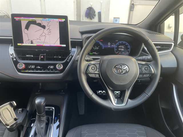 トヨタ カローラ スポーツ ハイブリッドG Z 神奈川県 2024(令6)年 0.8万km プラチナホワイトパールマイカ Toyota Safety Sense/・プリクラッシュセーフティ/・レーントレーシングアシスト/・レーンディパーチャーアラート/・プロアクティブドライビングアシスト/・オートマチックハイビーム/・ロードサインアシスト/・レーダークルーズコントロール/・発進遅れ告知機能/・ドライバー異常時対応システム/ブラインドスポットモニター/Tom’sエアロ/Tom’sマフラー/GRアルミペダル/純正ナビ＆フルセグTV/BT/タイプC/HDMI/バックカメラ/ビルトインETC2.0/前席シートヒーター/電動パーキングブレーキ/純正18inアルミホイール/オートライト/LEDライト/フォグランプ/オート電格ミラー/ウインカーミラー/スマートキー/プッシュスタート/W＆サイド＆カーテンエアバッグ/横滑り防止装置/ABS/ドアバイザー/保証書/取扱説明書/スペアキー