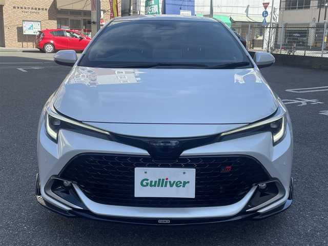 トヨタ カローラ スポーツ ハイブリッドG Z 神奈川県 2024(令6)年 0.8万km プラチナホワイトパールマイカ Toyota Safety Sense/・プリクラッシュセーフティ/・レーントレーシングアシスト/・レーンディパーチャーアラート/・プロアクティブドライビングアシスト/・オートマチックハイビーム/・ロードサインアシスト/・レーダークルーズコントロール/・発進遅れ告知機能/・ドライバー異常時対応システム/ブラインドスポットモニター/Tom’sエアロ/Tom’sマフラー/GRアルミペダル/純正ナビ＆フルセグTV/BT/タイプC/HDMI/バックカメラ/ビルトインETC2.0/前席シートヒーター/電動パーキングブレーキ/純正18inアルミホイール/オートライト/LEDライト/フォグランプ/オート電格ミラー/ウインカーミラー/スマートキー/プッシュスタート/W＆サイド＆カーテンエアバッグ/横滑り防止装置/ABS/ドアバイザー/保証書/取扱説明書/スペアキー
