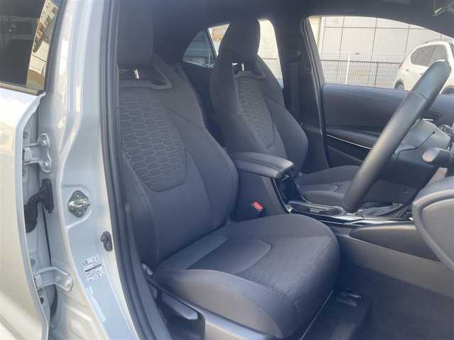 トヨタ カローラ スポーツ ハイブリッドG Z 神奈川県 2024(令6)年 0.8万km プラチナホワイトパールマイカ Toyota Safety Sense/・プリクラッシュセーフティ/・レーントレーシングアシスト/・レーンディパーチャーアラート/・プロアクティブドライビングアシスト/・オートマチックハイビーム/・ロードサインアシスト/・レーダークルーズコントロール/・発進遅れ告知機能/・ドライバー異常時対応システム/ブラインドスポットモニター/Tom’sエアロ/Tom’sマフラー/GRアルミペダル/純正ナビ＆フルセグTV/BT/タイプC/HDMI/バックカメラ/ビルトインETC2.0/前席シートヒーター/電動パーキングブレーキ/純正18inアルミホイール/オートライト/LEDライト/フォグランプ/オート電格ミラー/ウインカーミラー/スマートキー/プッシュスタート/W＆サイド＆カーテンエアバッグ/横滑り防止装置/ABS/ドアバイザー/保証書/取扱説明書/スペアキー