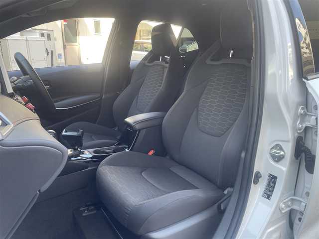トヨタ カローラ スポーツ ハイブリッドG Z 神奈川県 2024(令6)年 0.8万km プラチナホワイトパールマイカ Toyota Safety Sense/・プリクラッシュセーフティ/・レーントレーシングアシスト/・レーンディパーチャーアラート/・プロアクティブドライビングアシスト/・オートマチックハイビーム/・ロードサインアシスト/・レーダークルーズコントロール/・発進遅れ告知機能/・ドライバー異常時対応システム/ブラインドスポットモニター/Tom’sエアロ/Tom’sマフラー/GRアルミペダル/純正ナビ＆フルセグTV/BT/タイプC/HDMI/バックカメラ/ビルトインETC2.0/前席シートヒーター/電動パーキングブレーキ/純正18inアルミホイール/オートライト/LEDライト/フォグランプ/オート電格ミラー/ウインカーミラー/スマートキー/プッシュスタート/W＆サイド＆カーテンエアバッグ/横滑り防止装置/ABS/ドアバイザー/保証書/取扱説明書/スペアキー