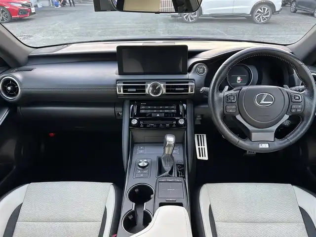 レクサス ＩＳ 350 Fスポーツ 熊本県 2022(令4)年 2.1万km ヒートブルーコントラストレイヤリング サンルーフ/革シート/プッシュスタート/純正ナビ/（CD・DVD・フルセグTV・BTオーディオ・SD）/全方位カメラ/ビルトインETC/純正19インチAW/純正前後オレンジキャリパー/レーダークルーズ/パドルシフト/前席パワーシート・右前席シートメモリー/前席エアーシート・シートヒーター/ステアリングヒーター/LEDヘッドライト/オートライト/前後コーナーセンサー/横滑り防止装置/ウィンカーミラー/純正フロアマット/純正ドアバイザー/新車保証書/取扱説明書/スマートスペアキー×1本/カード型キー×1本