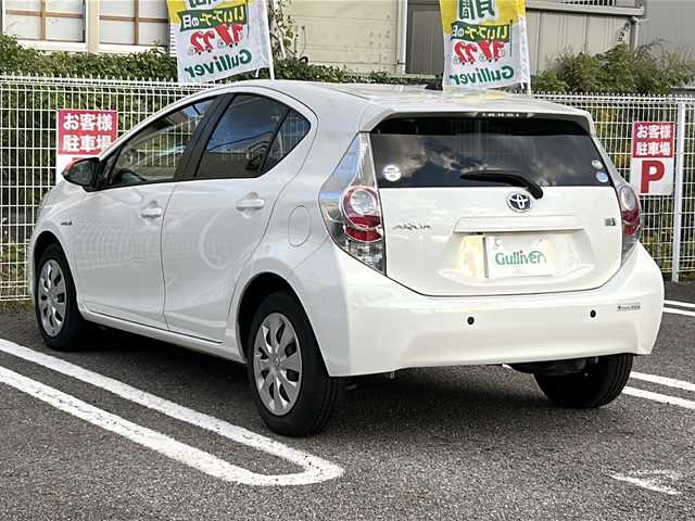 トヨタ アクア S 兵庫県 2015(平27)年 3.8万km ライムホワイトパールクリスタルシャイン 登録時走行距離37768km/純正ナビ/CD/DVD/Bluetooth/フルセグTV/バックカメラ/ETC/スマートキー/エンジンプッシュスタート/オートライト/純正フロアマット/保証書/取説/スペアキー/純正ドアミラーカバー積み込み