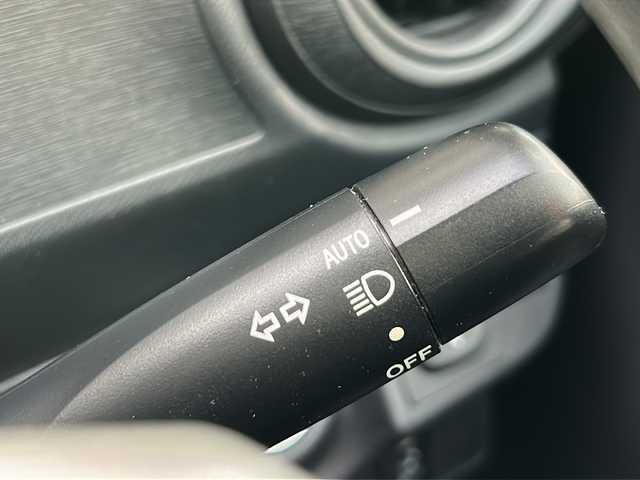 トヨタ アクア S 兵庫県 2015(平27)年 3.8万km ライムホワイトパールクリスタルシャイン 登録時走行距離37768km/純正ナビ/CD/DVD/Bluetooth/フルセグTV/バックカメラ/ETC/スマートキー/エンジンプッシュスタート/オートライト/純正フロアマット/保証書/取説/スペアキー/純正ドアミラーカバー積み込み