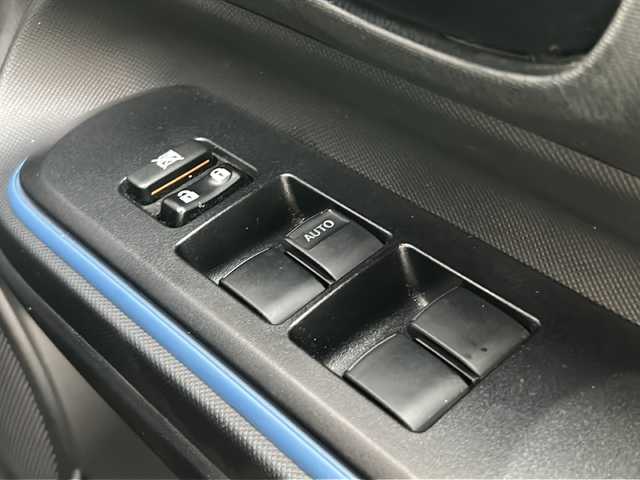 トヨタ アクア S 兵庫県 2015(平27)年 3.8万km ライムホワイトパールクリスタルシャイン 登録時走行距離37768km/純正ナビ/CD/DVD/Bluetooth/フルセグTV/バックカメラ/ETC/スマートキー/エンジンプッシュスタート/オートライト/純正フロアマット/保証書/取説/スペアキー/純正ドアミラーカバー積み込み