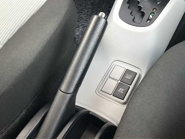 トヨタ アクア S 兵庫県 2015(平27)年 3.8万km ライムホワイトパールクリスタルシャイン 登録時走行距離37768km/純正ナビ/CD/DVD/Bluetooth/フルセグTV/バックカメラ/ETC/スマートキー/エンジンプッシュスタート/オートライト/純正フロアマット/保証書/取説/スペアキー/純正ドアミラーカバー積み込み