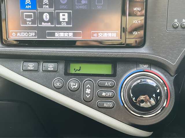 トヨタ アクア S 兵庫県 2015(平27)年 3.8万km ライムホワイトパールクリスタルシャイン 登録時走行距離37768km/純正ナビ/CD/DVD/Bluetooth/フルセグTV/バックカメラ/ETC/スマートキー/エンジンプッシュスタート/オートライト/純正フロアマット/保証書/取説/スペアキー/純正ドアミラーカバー積み込み