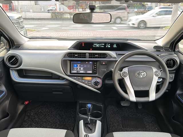 トヨタ アクア S 兵庫県 2015(平27)年 3.8万km ライムホワイトパールクリスタルシャイン 登録時走行距離37768km/純正ナビ/CD/DVD/Bluetooth/フルセグTV/バックカメラ/ETC/スマートキー/エンジンプッシュスタート/オートライト/純正フロアマット/保証書/取説/スペアキー/純正ドアミラーカバー積み込み