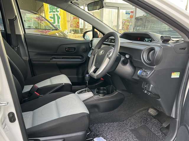 トヨタ アクア S 兵庫県 2015(平27)年 3.8万km ライムホワイトパールクリスタルシャイン 登録時走行距離37768km/純正ナビ/CD/DVD/Bluetooth/フルセグTV/バックカメラ/ETC/スマートキー/エンジンプッシュスタート/オートライト/純正フロアマット/保証書/取説/スペアキー/純正ドアミラーカバー積み込み