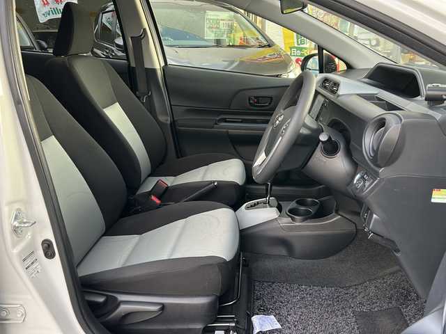 トヨタ アクア S 兵庫県 2015(平27)年 3.8万km ライムホワイトパールクリスタルシャイン 登録時走行距離37768km/純正ナビ/CD/DVD/Bluetooth/フルセグTV/バックカメラ/ETC/スマートキー/エンジンプッシュスタート/オートライト/純正フロアマット/保証書/取説/スペアキー/純正ドアミラーカバー積み込み