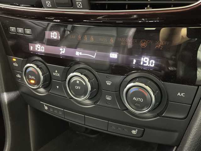 マツダ アテンザ ワゴン XD Lパッケージ 福岡県 2013(平25)年 6万km アルミニウムメタリック 禁煙車/レザーシート/社外SDナビ/(BT/DVD/CD/SD/AUX)/純正19インチAW/フルセグテレビ/バックカメラ/メモリ付きパワーシート/前席シートヒーター/パドルシフト/レーダークルーズコントロール/レーンキープアシスト/ブラインドスポットモニター/オートライト/純正HIDヘッドライト/ビルトインETC/プッシュスタート/チップアップシート/純正フロアマット/フォグランプ