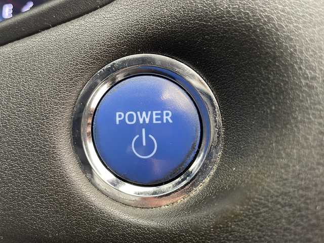 トヨタ クラウン ハイブリッド RS アドバンス 千葉県 2019(令1)年 4.6万km ホワイトパールクリスタルシャイン 純正ナビ/(フルセグ/Bluetooth/AM/FM/CD/SD/USB/AUX)/トヨタセーフティセンス/プリクラッシュセーフティ/レーントレーシングアシスト/ブラインドスポットモニター/クリアランスソナー(前後)/リアクロストラフィックアラート/パーキングサポートブレーキ/ヘッドアップディスプレイ/ロードサインアシスト/レーダークルーズコントロール/バックカメラ/社外ドライブレコーダー(前後)/ワイヤレス充電/シートヒーター(D+N席)/パワーシート(D+N席)/シートメモリー(D席)/ステアリングヒーター/電動チルト＆テレスコピックステアリング/ステアリングスイッチ/サンルーフ/パドルシフト/電動パーキングブレーキ/LEDヘッドライト/フォグランプ/純正ビルトインETC2.0/純正18インチアルミホイール/純正フロアマット/ハーフレザーシート/純正ドアバイザー/革巻きステアリングホイール/電動格納ウィンカーミラー/エアバッグ(W+サイド+カーテン)/プッシュスタート