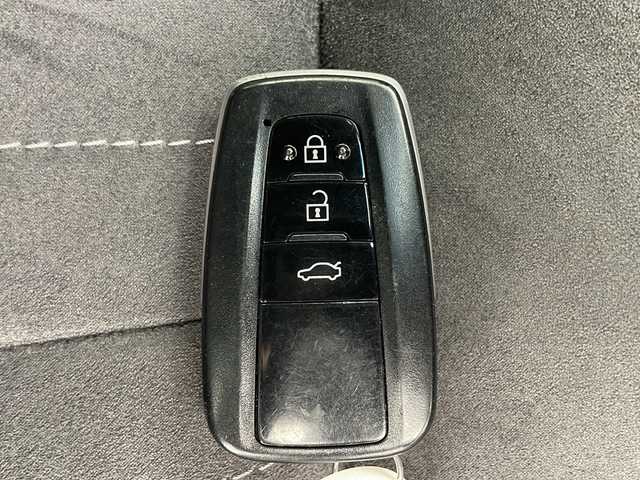 トヨタ クラウン ハイブリッド RS アドバンス 千葉県 2019(令1)年 4.6万km ホワイトパールクリスタルシャイン 純正ナビ/(フルセグ/Bluetooth/AM/FM/CD/SD/USB/AUX)/トヨタセーフティセンス/プリクラッシュセーフティ/レーントレーシングアシスト/ブラインドスポットモニター/クリアランスソナー(前後)/リアクロストラフィックアラート/パーキングサポートブレーキ/ヘッドアップディスプレイ/ロードサインアシスト/レーダークルーズコントロール/バックカメラ/社外ドライブレコーダー(前後)/ワイヤレス充電/シートヒーター(D+N席)/パワーシート(D+N席)/シートメモリー(D席)/ステアリングヒーター/電動チルト＆テレスコピックステアリング/ステアリングスイッチ/サンルーフ/パドルシフト/電動パーキングブレーキ/LEDヘッドライト/フォグランプ/純正ビルトインETC2.0/純正18インチアルミホイール/純正フロアマット/ハーフレザーシート/純正ドアバイザー/革巻きステアリングホイール/電動格納ウィンカーミラー/エアバッグ(W+サイド+カーテン)/プッシュスタート