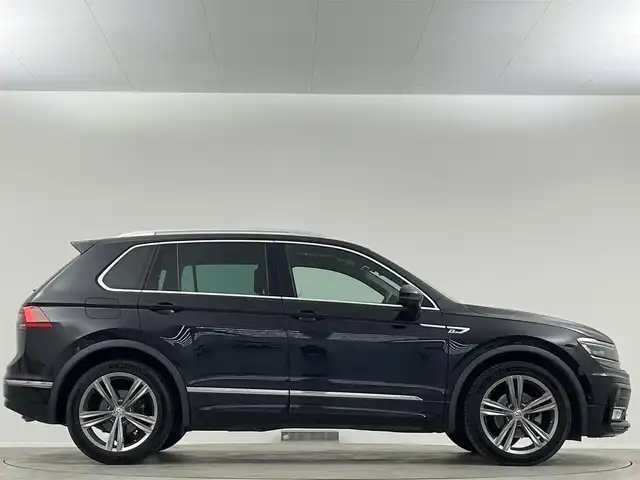 フォルクスワーゲン ティグアン TSI Rライン 埼玉県 2017(平29)年 11.4万km 黒 純正８型ナビ　３６０°　温シート　衝突軽減　レーダークルーズコントロール　ＭＴモード付　ビルトインＥＴＣ　前後ドライブレコーダー　Ｂｌｕｅｔｏｏｔｈ　ＵＳＢ端子　ルーフレール　ＬＥＤヘッドライト 純正19インチアルミ