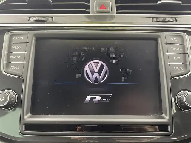 フォルクスワーゲン ティグアン TSI Rライン 埼玉県 2017(平29)年 11.4万km 黒 純正８型ナビ　３６０°　温シート　衝突軽減　レーダークルーズコントロール　ＭＴモード付　ビルトインＥＴＣ　前後ドライブレコーダー　Ｂｌｕｅｔｏｏｔｈ　ＵＳＢ端子　ルーフレール　ＬＥＤヘッドライト 純正19インチアルミ