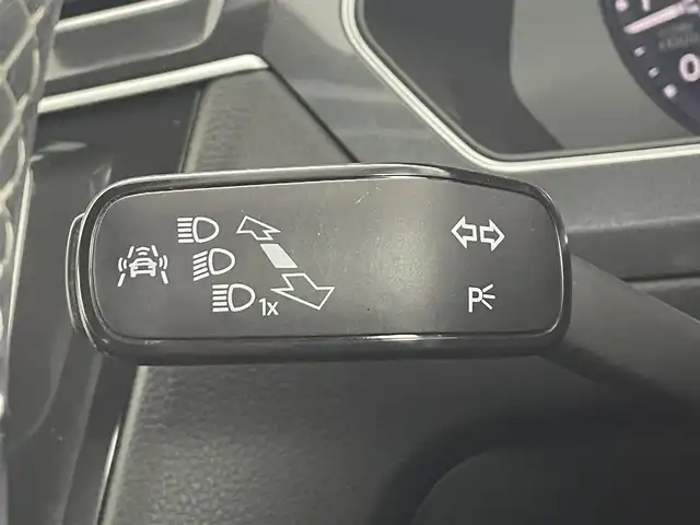 フォルクスワーゲン ティグアン TSI Rライン 埼玉県 2017(平29)年 11.4万km 黒 純正８型ナビ　３６０°　温シート　衝突軽減　レーダークルーズコントロール　ＭＴモード付　ビルトインＥＴＣ　前後ドライブレコーダー　Ｂｌｕｅｔｏｏｔｈ　ＵＳＢ端子　ルーフレール　ＬＥＤヘッドライト 純正19インチアルミ