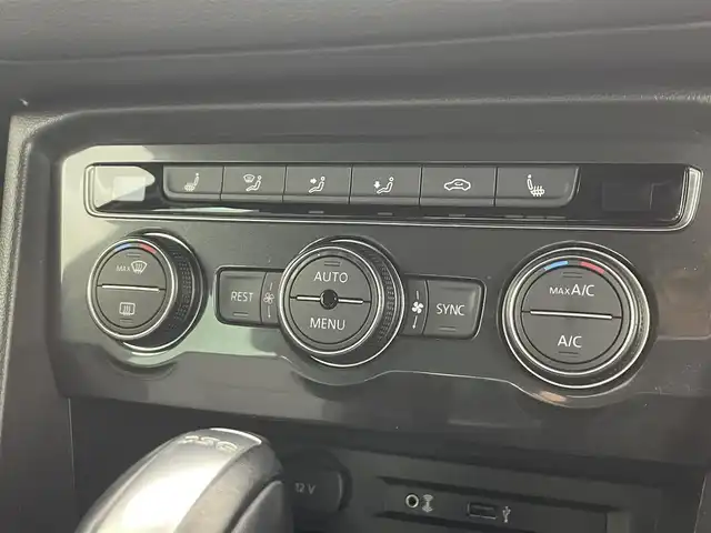 フォルクスワーゲン ティグアン TSI Rライン 埼玉県 2017(平29)年 11.4万km 黒 純正８型ナビ　３６０°　温シート　衝突軽減　レーダークルーズコントロール　ＭＴモード付　ビルトインＥＴＣ　前後ドライブレコーダー　Ｂｌｕｅｔｏｏｔｈ　ＵＳＢ端子　ルーフレール　ＬＥＤヘッドライト 純正19インチアルミ