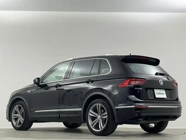 フォルクスワーゲン ティグアン TSI Rライン 埼玉県 2017(平29)年 11.4万km 黒 純正８型ナビ　３６０°　温シート　衝突軽減　レーダークルーズコントロール　ＭＴモード付　ビルトインＥＴＣ　前後ドライブレコーダー　Ｂｌｕｅｔｏｏｔｈ　ＵＳＢ端子　ルーフレール　ＬＥＤヘッドライト 純正19インチアルミ