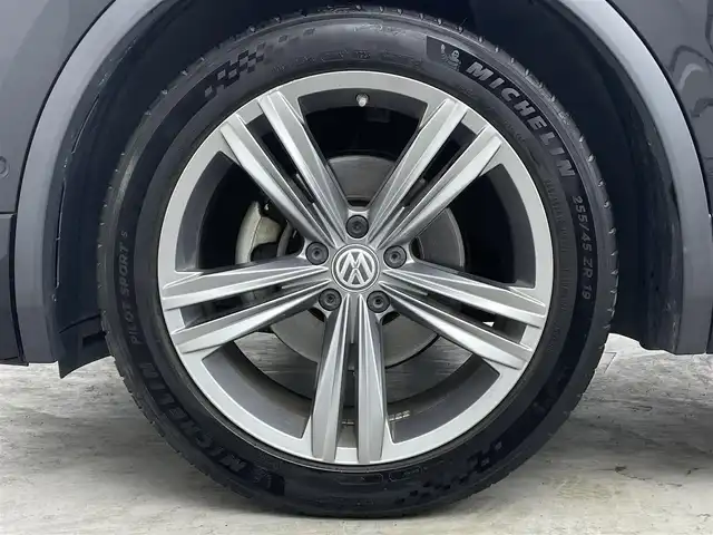 フォルクスワーゲン ティグアン TSI Rライン 埼玉県 2017(平29)年 11.4万km 黒 純正８型ナビ　３６０°　温シート　衝突軽減　レーダークルーズコントロール　ＭＴモード付　ビルトインＥＴＣ　前後ドライブレコーダー　Ｂｌｕｅｔｏｏｔｈ　ＵＳＢ端子　ルーフレール　ＬＥＤヘッドライト 純正19インチアルミ