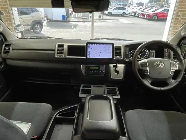 トヨタ ハイエース GL 岩手県 2022(令4)年 1.2万km ホワイトパールクリスタルシャイン フルタイム４ＷＤ/フジカーズジャパン製キャンピングカー　FOCS Ds Lスタイル　６人乗り/１０５Ａサブバッテリー　外部１００Ｖ充電装置　走行充電システム １２Ｖ２０Ａバッテリーチャージャー　電圧計/ＤＣ－ＡＣインバーター　/冷蔵庫/１０Ｌ給排水ポリタンク付きシンク・蛇口/100Vコンセント/カセットコンロ積み込み/グラスウール・スタイロフォーム断熱処理/遮光カーテン/脱着式センターテーブル/パノラミックビューモニター/パワースライドドア/XRTONSフリップダウンモニター/トヨタセーフティセンス/プリクラッシュセーフティ/レーンディパーチャーアラート/オートマチックハイビーム/クリアランスソナー/パーキングサポートブレーキ/デジタルインナーミラー/横滑り防止装置/MTモード付AT/ストラーダーフローティングナビ/ドライブレコーダー/ETC/LEDヘッドライト/LEDフォグライト/15インチスチールホイール/純正ホイールキャップ