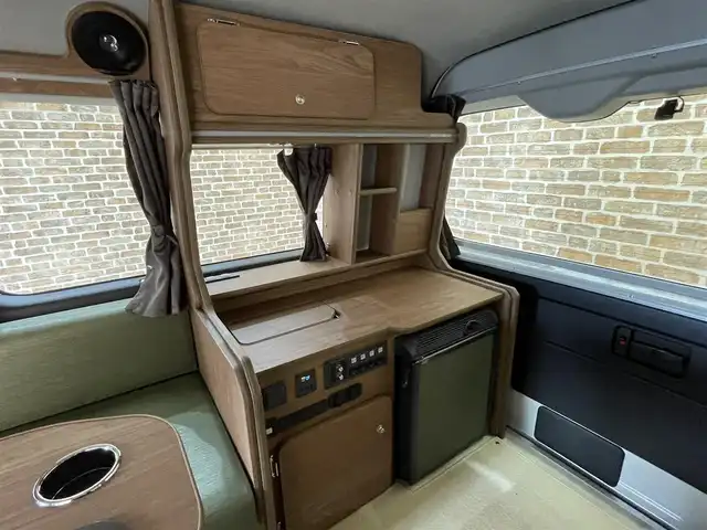 トヨタ ハイエース GL 岩手県 2022(令4)年 1.2万km ホワイトパールクリスタルシャイン フルタイム４ＷＤ/フジカーズジャパン製キャンピングカー　FOCS Ds Lスタイル　６人乗り/１０５Ａサブバッテリー　外部１００Ｖ充電装置　走行充電システム １２Ｖ２０Ａバッテリーチャージャー　電圧計/ＤＣ－ＡＣインバーター　/冷蔵庫/１０Ｌ給排水ポリタンク付きシンク・蛇口/100Vコンセント/カセットコンロ積み込み/グラスウール・スタイロフォーム断熱処理/遮光カーテン/脱着式センターテーブル/パノラミックビューモニター/パワースライドドア/XRTONSフリップダウンモニター/トヨタセーフティセンス/プリクラッシュセーフティ/レーンディパーチャーアラート/オートマチックハイビーム/クリアランスソナー/パーキングサポートブレーキ/デジタルインナーミラー/横滑り防止装置/MTモード付AT/ストラーダーフローティングナビ/ドライブレコーダー/ETC/LEDヘッドライト/LEDフォグライト/15インチスチールホイール/純正ホイールキャップ