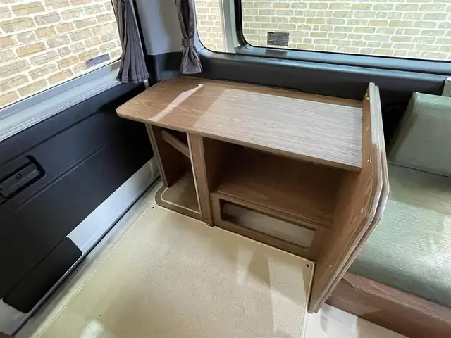 トヨタ ハイエース GL 岩手県 2022(令4)年 1.2万km ホワイトパールクリスタルシャイン フルタイム４ＷＤ/フジカーズジャパン製キャンピングカー　FOCS Ds Lスタイル　６人乗り/１０５Ａサブバッテリー　外部１００Ｖ充電装置　走行充電システム １２Ｖ２０Ａバッテリーチャージャー　電圧計/ＤＣ－ＡＣインバーター　/冷蔵庫/１０Ｌ給排水ポリタンク付きシンク・蛇口/100Vコンセント/カセットコンロ積み込み/グラスウール・スタイロフォーム断熱処理/遮光カーテン/脱着式センターテーブル/パノラミックビューモニター/パワースライドドア/XRTONSフリップダウンモニター/トヨタセーフティセンス/プリクラッシュセーフティ/レーンディパーチャーアラート/オートマチックハイビーム/クリアランスソナー/パーキングサポートブレーキ/デジタルインナーミラー/横滑り防止装置/MTモード付AT/ストラーダーフローティングナビ/ドライブレコーダー/ETC/LEDヘッドライト/LEDフォグライト/15インチスチールホイール/純正ホイールキャップ