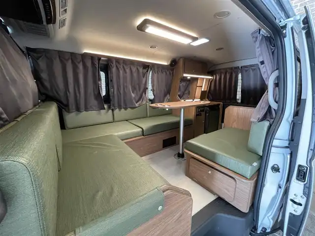 トヨタ ハイエース GL 岩手県 2022(令4)年 1.2万km ホワイトパールクリスタルシャイン フルタイム４ＷＤ/フジカーズジャパン製キャンピングカー　FOCS Ds Lスタイル　６人乗り/１０５Ａサブバッテリー　外部１００Ｖ充電装置　走行充電システム １２Ｖ２０Ａバッテリーチャージャー　電圧計/ＤＣ－ＡＣインバーター　/冷蔵庫/１０Ｌ給排水ポリタンク付きシンク・蛇口/100Vコンセント/カセットコンロ積み込み/グラスウール・スタイロフォーム断熱処理/遮光カーテン/脱着式センターテーブル/パノラミックビューモニター/パワースライドドア/XRTONSフリップダウンモニター/トヨタセーフティセンス/プリクラッシュセーフティ/レーンディパーチャーアラート/オートマチックハイビーム/クリアランスソナー/パーキングサポートブレーキ/デジタルインナーミラー/横滑り防止装置/MTモード付AT/ストラーダーフローティングナビ/ドライブレコーダー/ETC/LEDヘッドライト/LEDフォグライト/15インチスチールホイール/純正ホイールキャップ