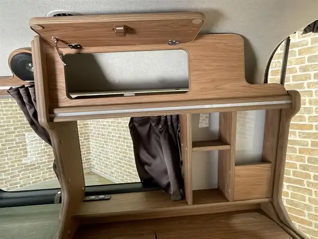 トヨタ ハイエース GL 岩手県 2022(令4)年 1.2万km ホワイトパールクリスタルシャイン フルタイム４ＷＤ/フジカーズジャパン製キャンピングカー　FOCS Ds Lスタイル　６人乗り/１０５Ａサブバッテリー　外部１００Ｖ充電装置　走行充電システム １２Ｖ２０Ａバッテリーチャージャー　電圧計/ＤＣ－ＡＣインバーター　/冷蔵庫/１０Ｌ給排水ポリタンク付きシンク・蛇口/100Vコンセント/カセットコンロ積み込み/グラスウール・スタイロフォーム断熱処理/遮光カーテン/脱着式センターテーブル/パノラミックビューモニター/パワースライドドア/XRTONSフリップダウンモニター/トヨタセーフティセンス/プリクラッシュセーフティ/レーンディパーチャーアラート/オートマチックハイビーム/クリアランスソナー/パーキングサポートブレーキ/デジタルインナーミラー/横滑り防止装置/MTモード付AT/ストラーダーフローティングナビ/ドライブレコーダー/ETC/LEDヘッドライト/LEDフォグライト/15インチスチールホイール/純正ホイールキャップ