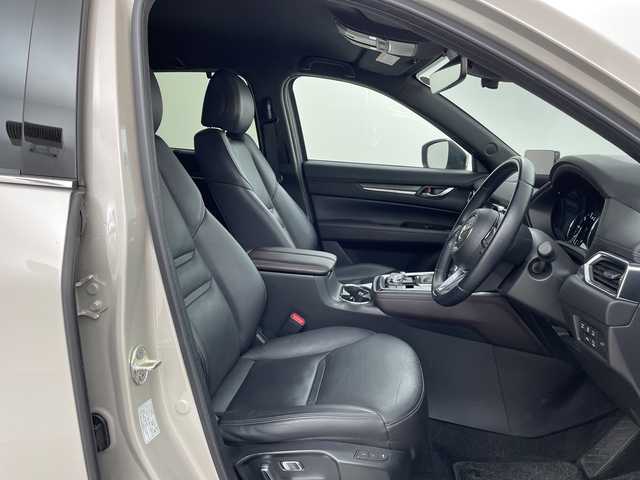 マツダ ＣＸ－８ XD Lパッケージ 熊本県 2022(令4)年 2.1万km プラチナクォーツメタリック ワンオーナー/純正ナビ（ラジオ・BT・フルセグTV ）/Apple Car Play/Android Auto/全方位カメラ 　/スマートシティーブレーキサポート/ブラインドスポットモニタリング/レーンキープアシストシステム/速度標識警報/舎監認知支援システム/車線逸脱警報/オートハイビーム/ETC/USB入力端子/前後ドライブレコーダー/レザーシート/前席パワーシート/1/2列目シートヒーター/前席エアーシート/ステアリングヒーター /レーダークルーズコントロール/ヘッドアップディスプレイ /電動リアゲート /電動格納ミラー/ミラーウィンカー/スペアキー×1/純正19インチアルミ